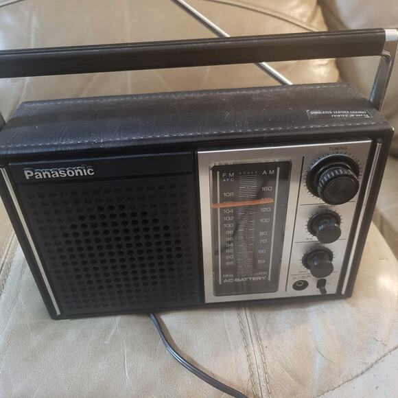 Rare Vintage Panasonic AM/FM radio Model RF-597 - Picture 3 of 6